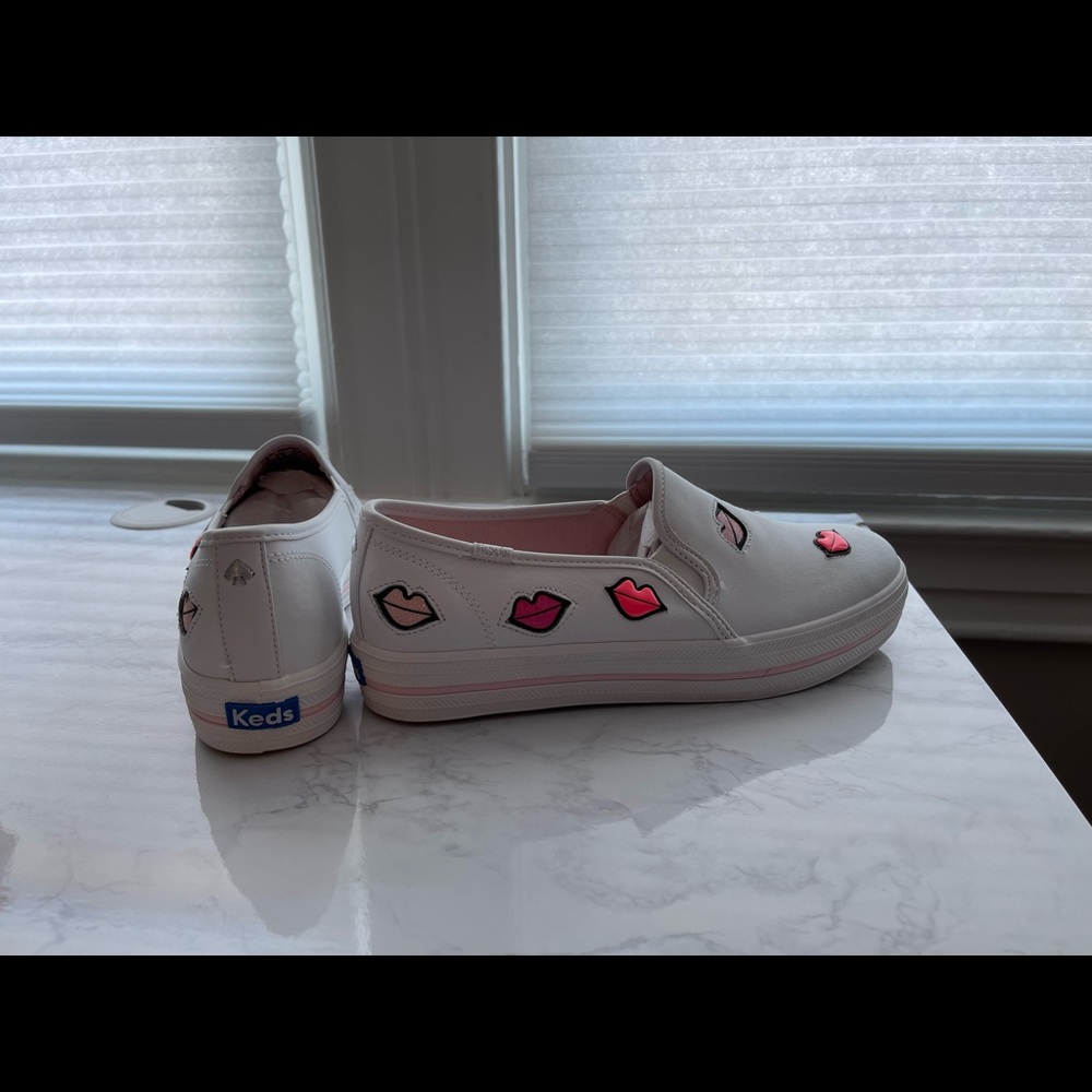 Keds by Kate Spade NWOB Triple Kick Leather Slides with Lips size 7.5 w/5.5 kids - Picture 3 of 8